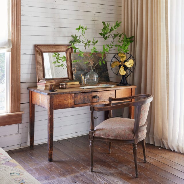 https://hips.hearstapps.com/hmg-prod/images/texas-hill-country-farmhouse-desk-64012354dd938.jpg?crop=1.00xw:0.668xh;0,0.332xh&resize=640:*