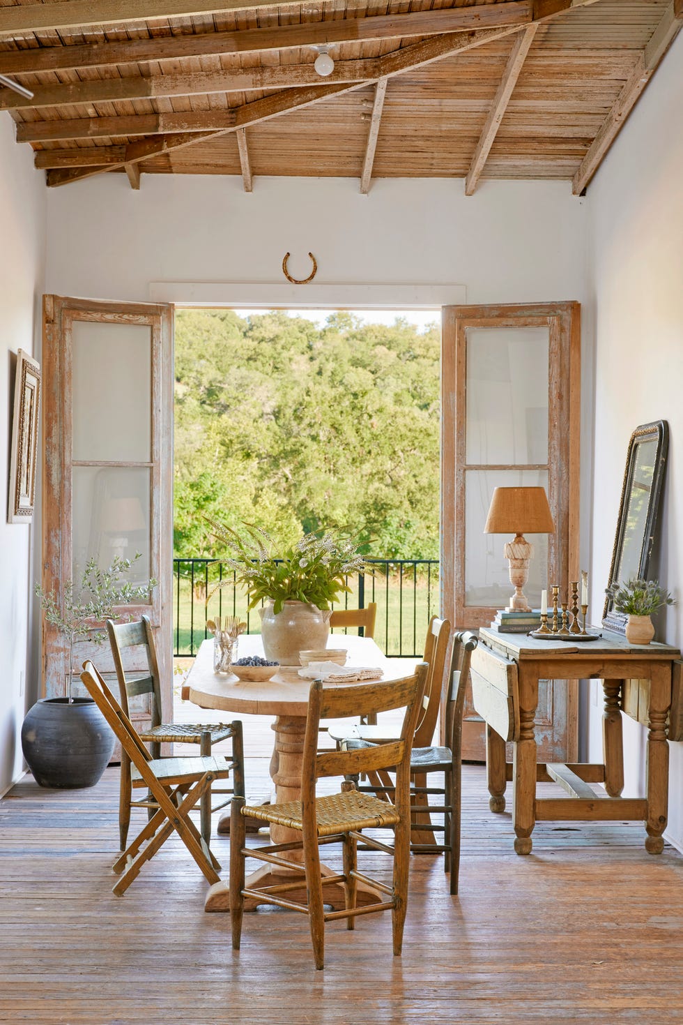 los espacios diáfanos de la casa se optimizan con puertas dobles