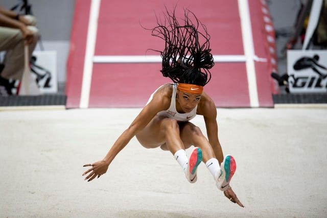 tara davis bate el récord universitario de estados unidos de salto de longitud