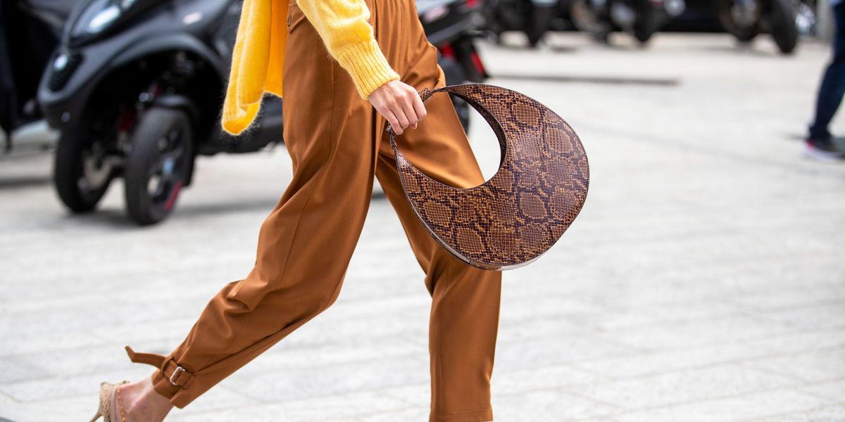 How To Wear The Pochette Handbag Trend, According To These Fashion