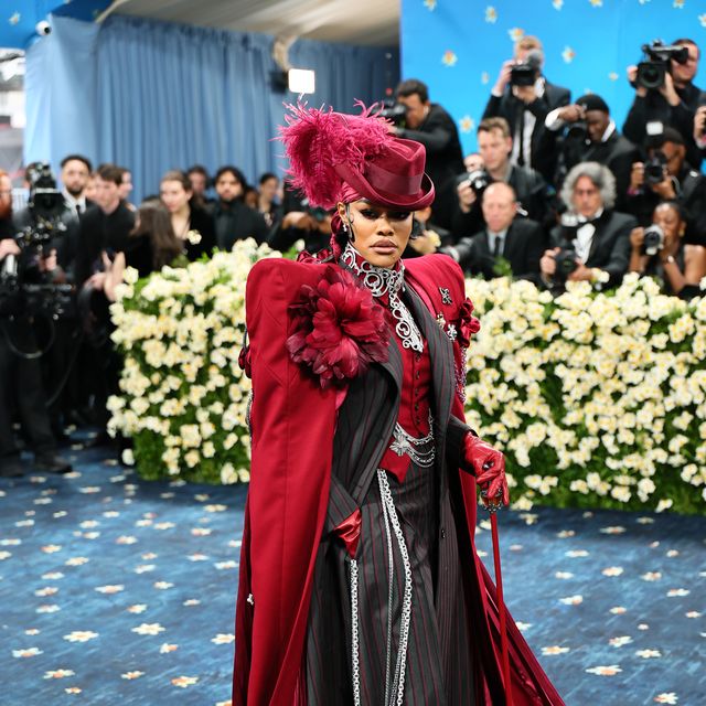 Teyana Taylor chegando no Met Gala com seu Custom Ruth Carter e sapatos Marc Jacobs.
