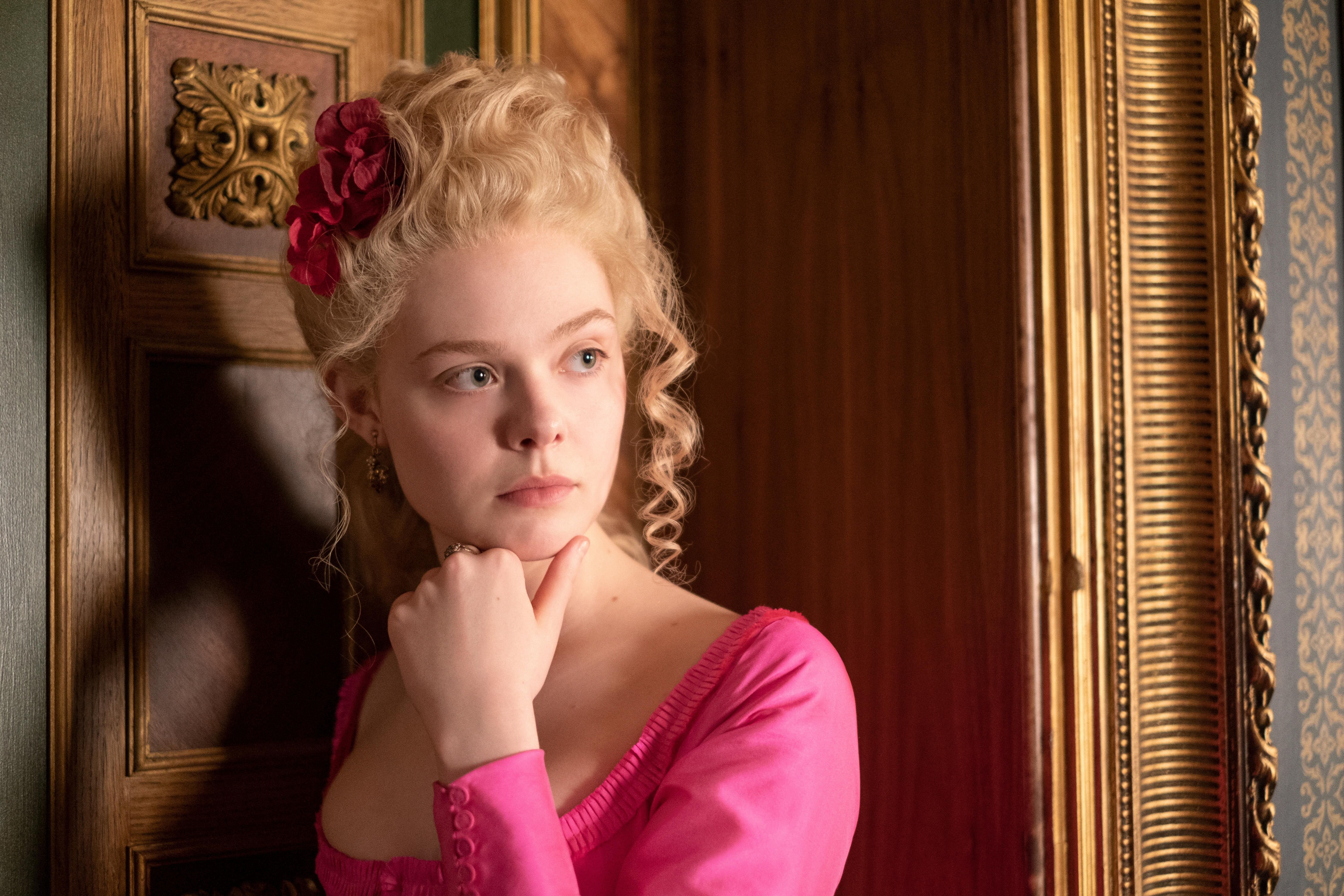 Hilsen ekspertise Bliv oppe Elle Fanning Says Producing The Great Changed Everything for Her