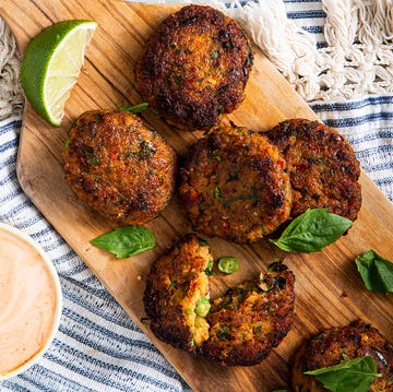 thai fish cakes with sriracha mayo