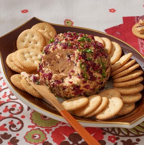 thanksgiving appetizers cranberry pecan cheeseball with ritz crackers