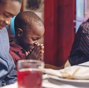 thanksgiving bible verses family in prayer at thanksgiving dinner table