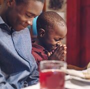 thanksgiving bible verses family in prayer at thanksgiving dinner table