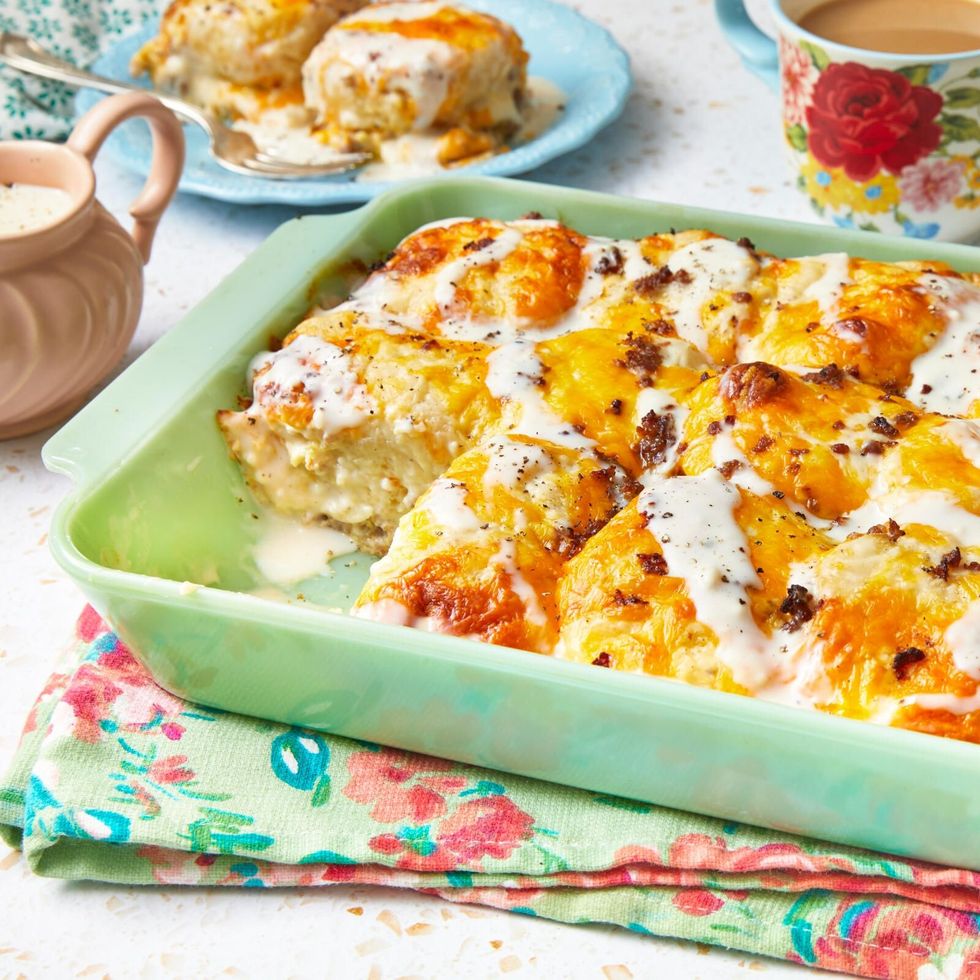 thanksgiving breakfast ideas biscuits and gravy casserole