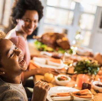 thanksgiving jokes  family laughing at thanksgiving dinner table