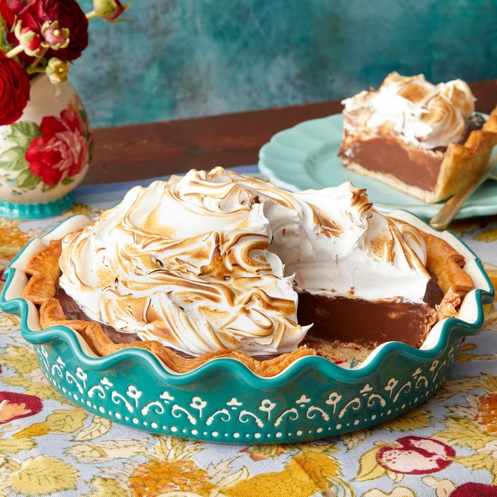 https://hips.hearstapps.com/hmg-prod/images/thanksgiving-pies-chocolate-meringue-pie-6542afb7c4a48.jpeg?crop=1xw:1xh;center,top&resize=980:*