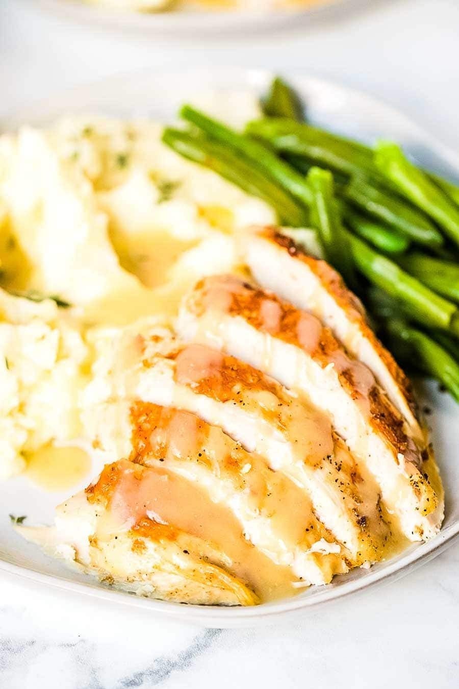 https://hips.hearstapps.com/hmg-prod/images/thanksgiving-slow-cooker-recipes-slow-cooker-turkey-breast-654d0a2dd379d.jpeg?crop=1.00xw:0.667xh;0,0.250xh&resize=980:*