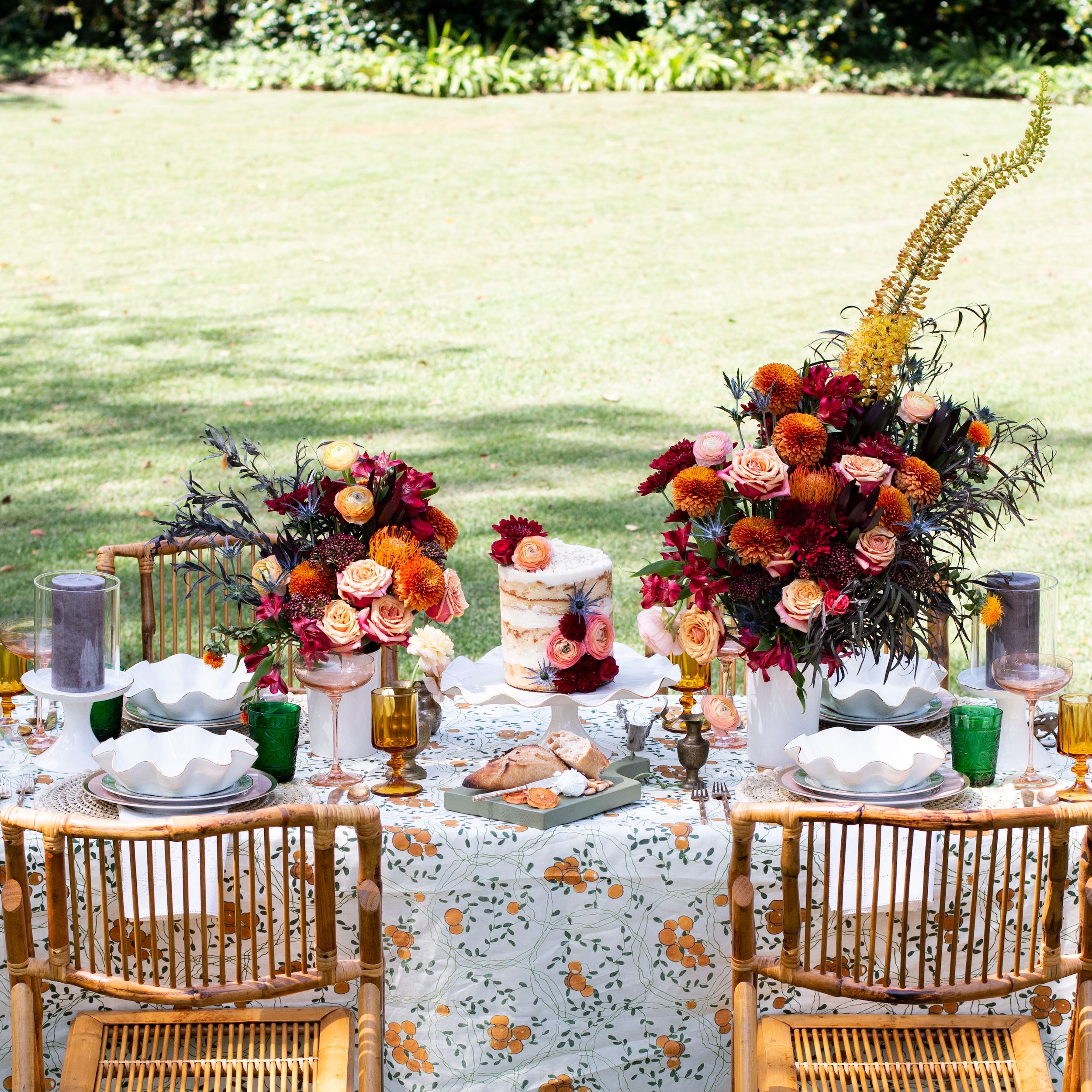 36 Outdoor Thanksgiving Dinner Décor Ideas - DigsDigs