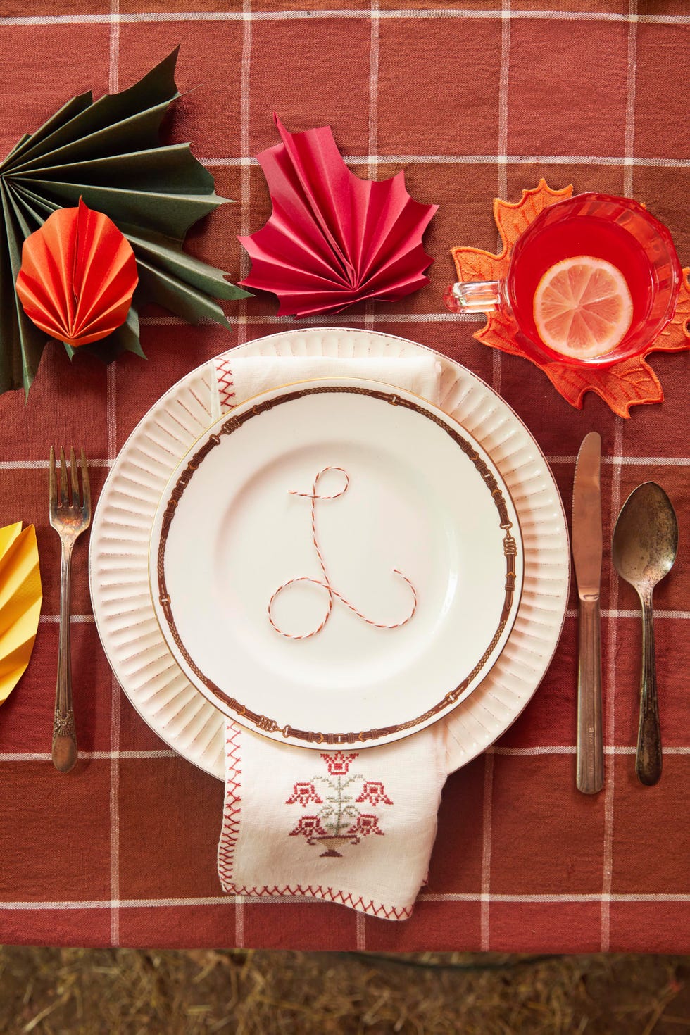 single letter “monograms” made with baker’s twine on dinner plates