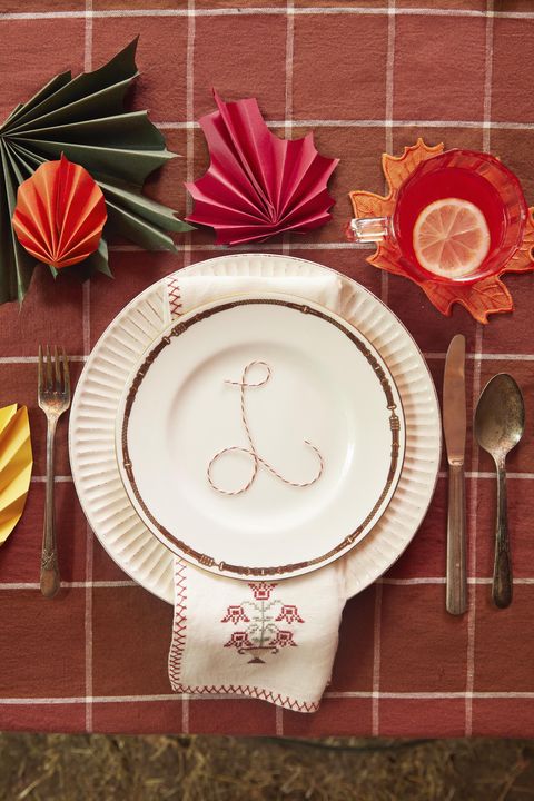 single letter “monograms” made with baker’s twine on dinner plates