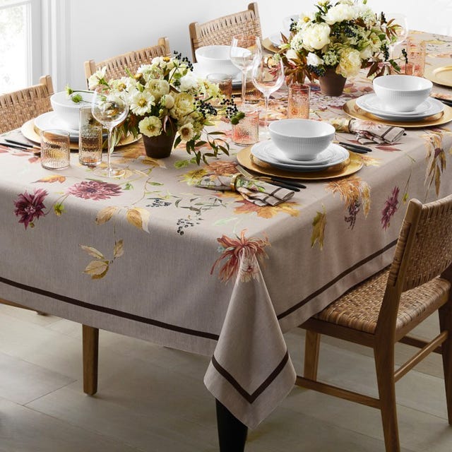 https://hips.hearstapps.com/hmg-prod/images/thanksgiving-tablecloths-64c3e8fcecc79.jpg?crop=0.427xw:0.853xh;0.528xw,0.0749xh&resize=640:*