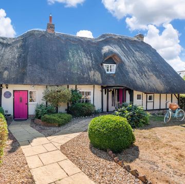 enchanting thatched cottage for sale in bedfordshire