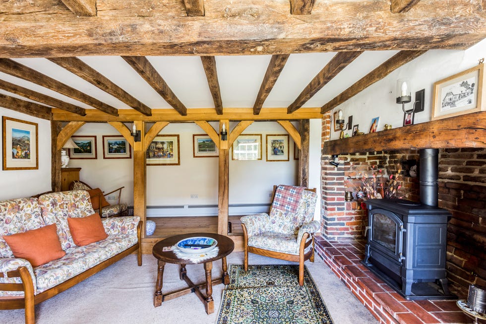 Thatched Cottage For Sale in Hampshire For £545,000