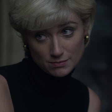 elizabeth debicki as princess diana looking at the queen