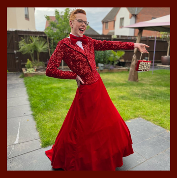 イギリスのノーフォーク州ハールストンの高校に通うコルベン・グリーンさん（16歳）。7月1日（現地時間）、プロムに行くために全身真っ赤なドレスを着用したコルベンさんの写真を母親がtwitterに投稿すると、瞬く間に話題に。