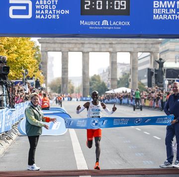 eliud kipchoge loopt een wereldrecord bij de marathon van berlijn