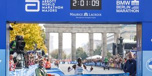 eliud kipchoge loopt een wereldrecord bij de marathon van berlijn