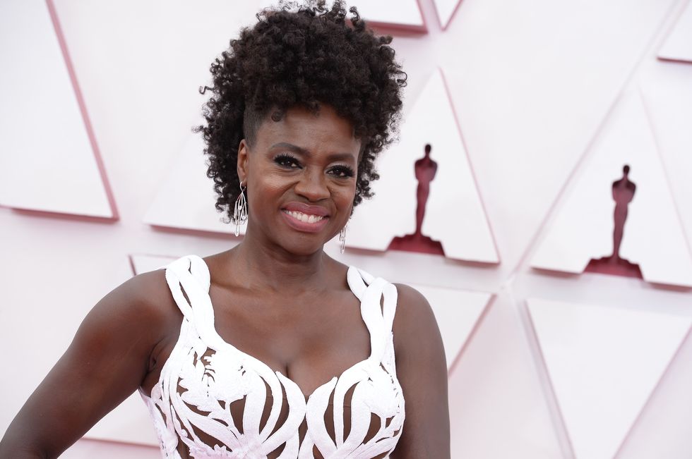 viola davis wearing a white dress standing in front of a white backdrop at the 93rd academy awards ceremony