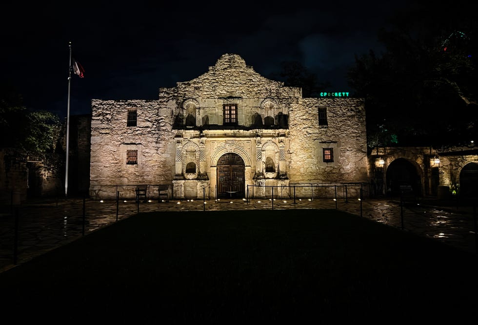 the alamo mission san antonio tx at night