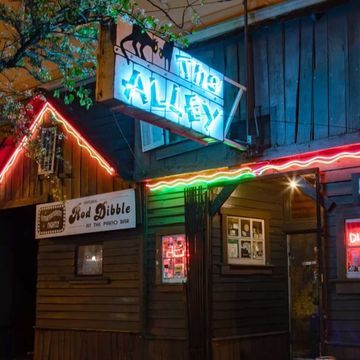 the alley piano bar and restaurant