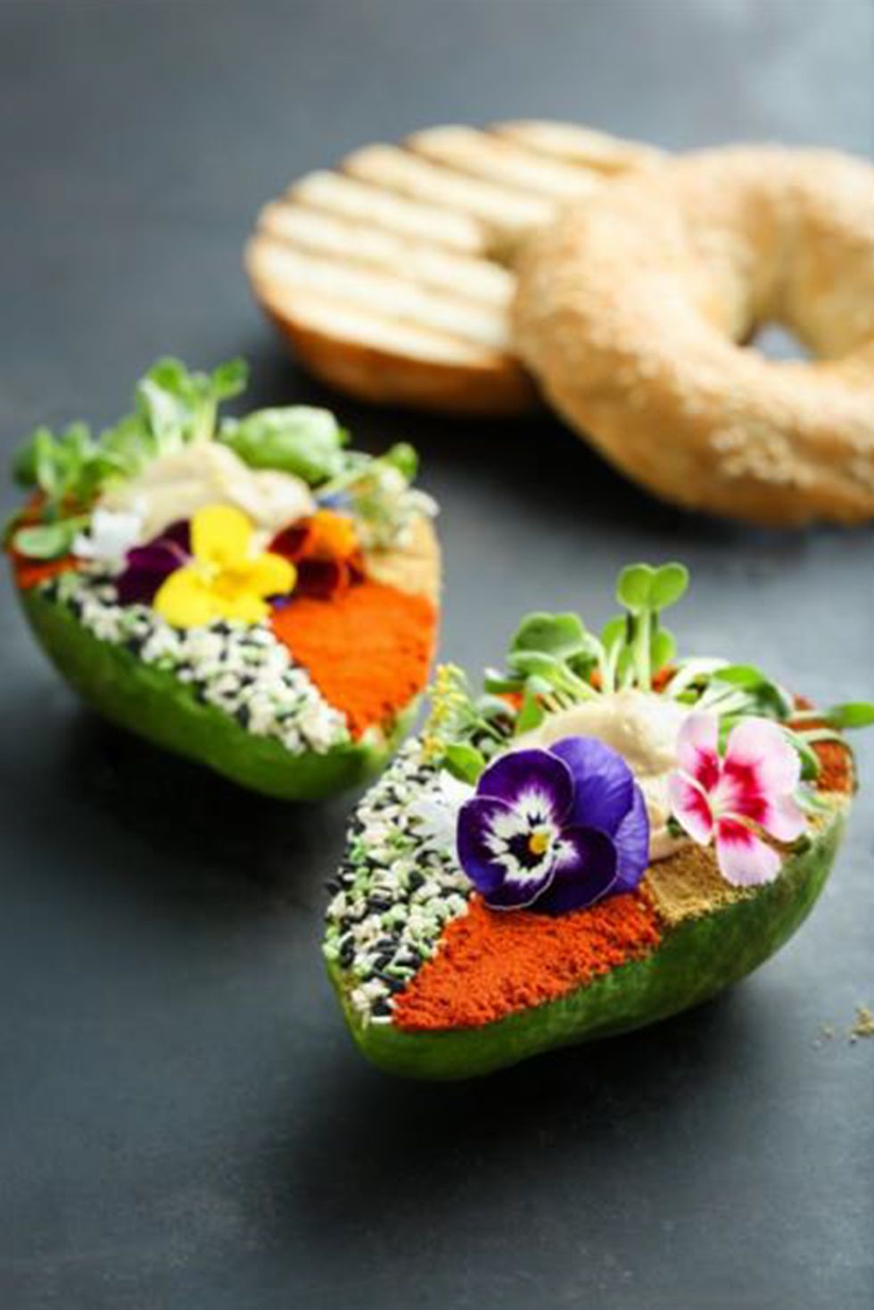 avo garden aguacate, hummus, especias, brotes verdes y flores, servidos con pan de pita plato del restaurante the avocado show, de madrid