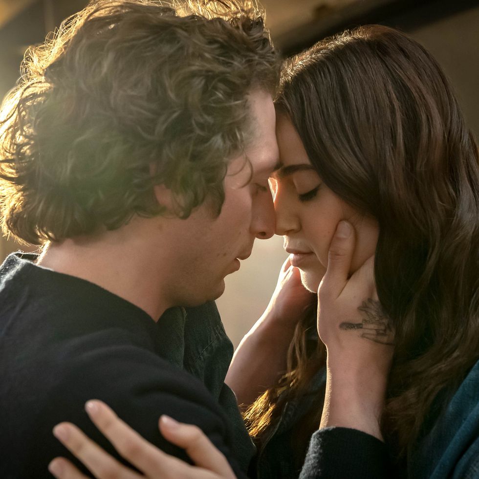 jeremy allen white and molly gordon in the bear