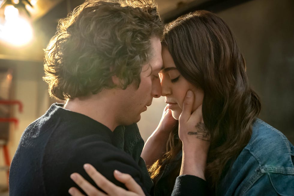 the bear— “pop” — season 2, episode 5 (airs thursday, june 22nd) pictured: (l r) jeremy allen white as carmen “carmy” berzatto, molly gordon as claire. cr: chuck hodes/fx. 
