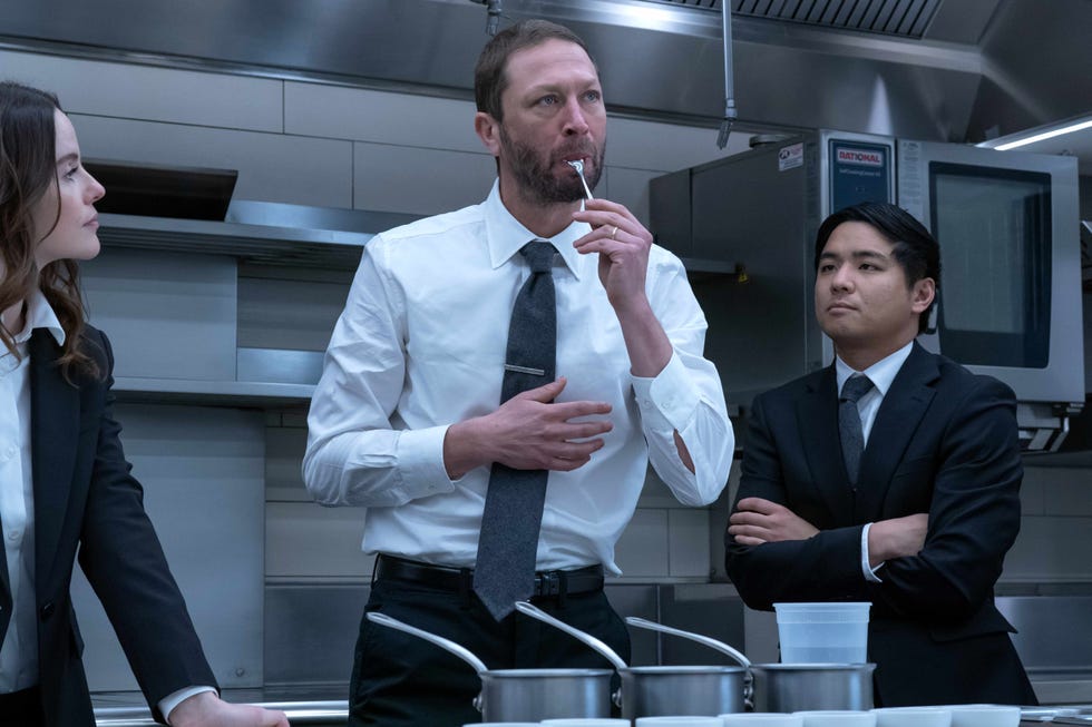 o urso — “forks” — temporada 2, episódio 7 (estréia quinta-feira, 22 de junho) na foto: (da esq. para a dir.) sarah ramos como jessica, ebon moss bachrach como richard “richie” jerimovich, andrew lopez como garret. créditos: chuck hodes/fx.