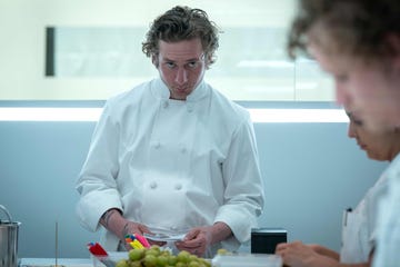 the bear — “omelette” — season 2, episode 9 (airs thursday, june 22nd) pictured: jeremy allen white as carmen “carmy” berzatto. cr: chuck hodes/fx. 