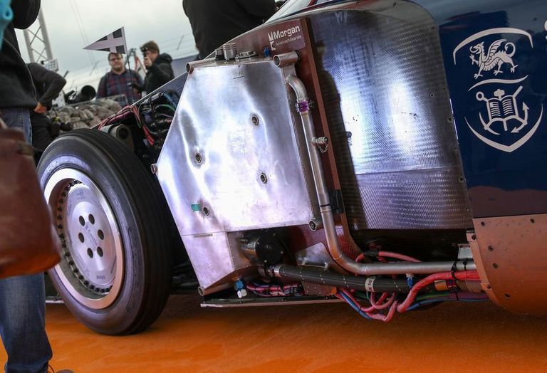 額縁 Bloodhound SSC 超音速を狙う恐ろしきクルマ ― 「Bloodhound SSC」、時速322キロ