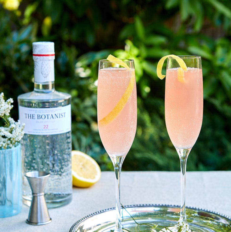 Champagne cocktail, Drink, Alcoholic beverage, Cocktail, Distilled beverage, French 75, Liqueur, Classic cocktail, Food, Fizz, 