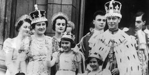 the british royal family on the buckingham palace balcony