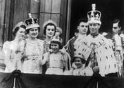 the british royal family on the buckingham palace balcony