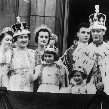 the british royal family on the buckingham palace balcony