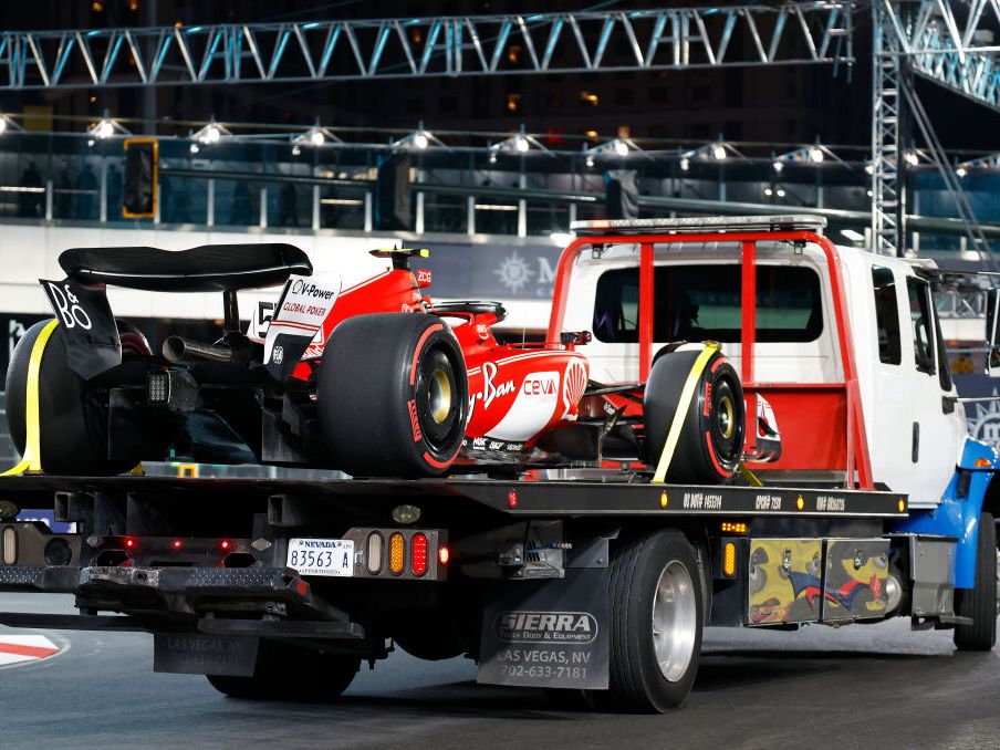 Carlos Sainz tras pasar por encima de una alcantarilla en el Gran Premio de Las Vegas