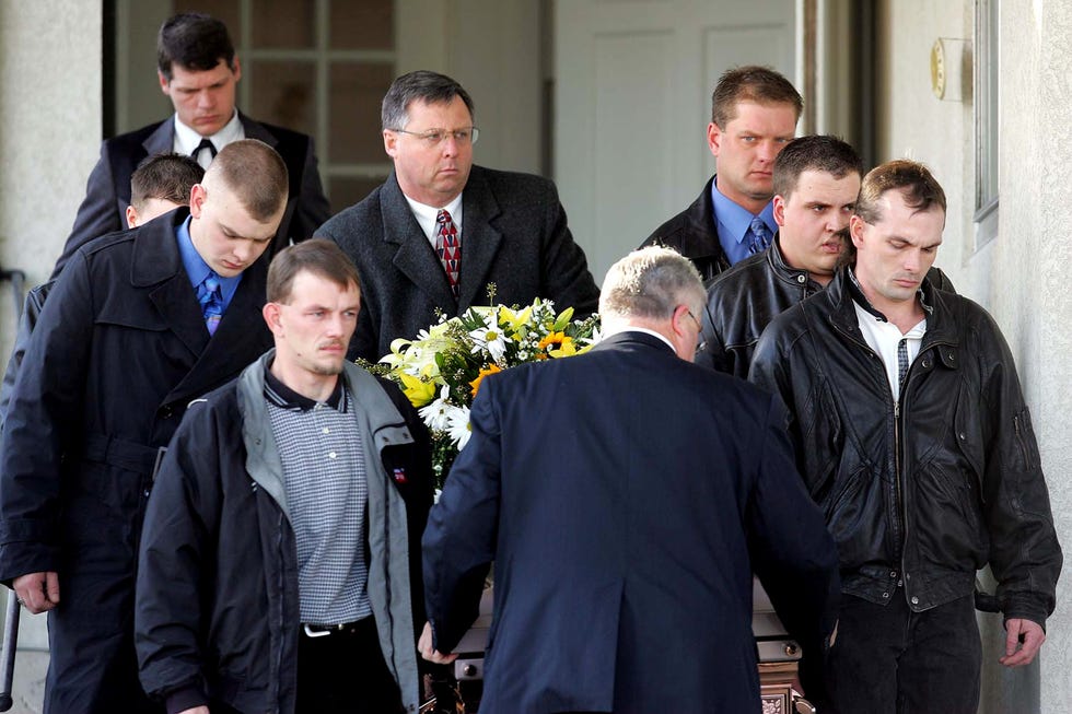 the coffin of bobbie jo stinnett is carried from the prince