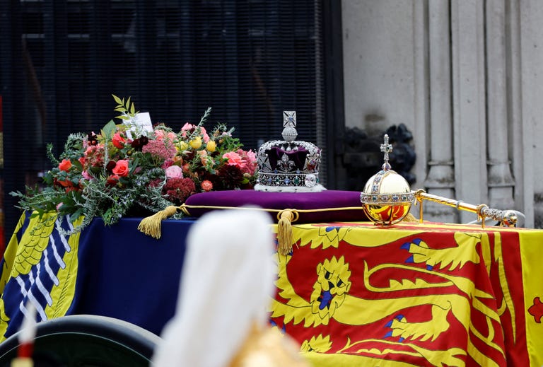 Похороны елизаветы 2 королевы англии фото I simboli al funerale della Regina Elisabetta II: corona, bandiera, globo e scet