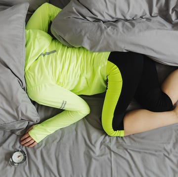 The concept the woman is too lazy to Wake up in the morning for training. hardloper die lekker op bed blijft liggen
