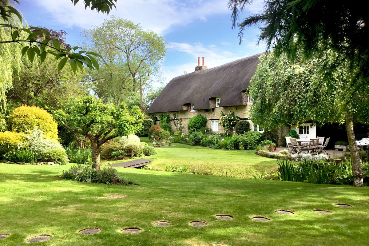 Thatched Cottage With Lovely Gardens For Sale in Oxfordshire