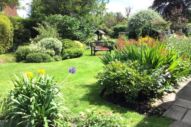 Thatched Cottage With Lovely Gardens For Sale in Oxfordshire