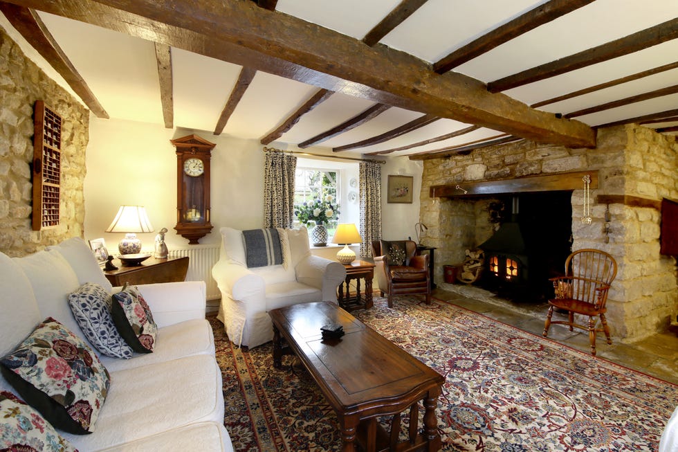 Thatched Cottage With Lovely Gardens For Sale in Oxfordshire