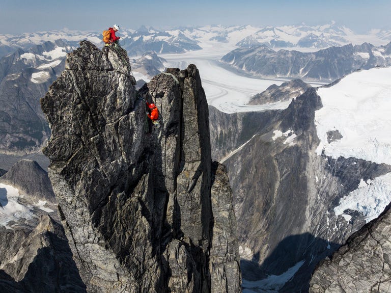 tommy caldwell en alex honnold beklimmen de devil's thumb