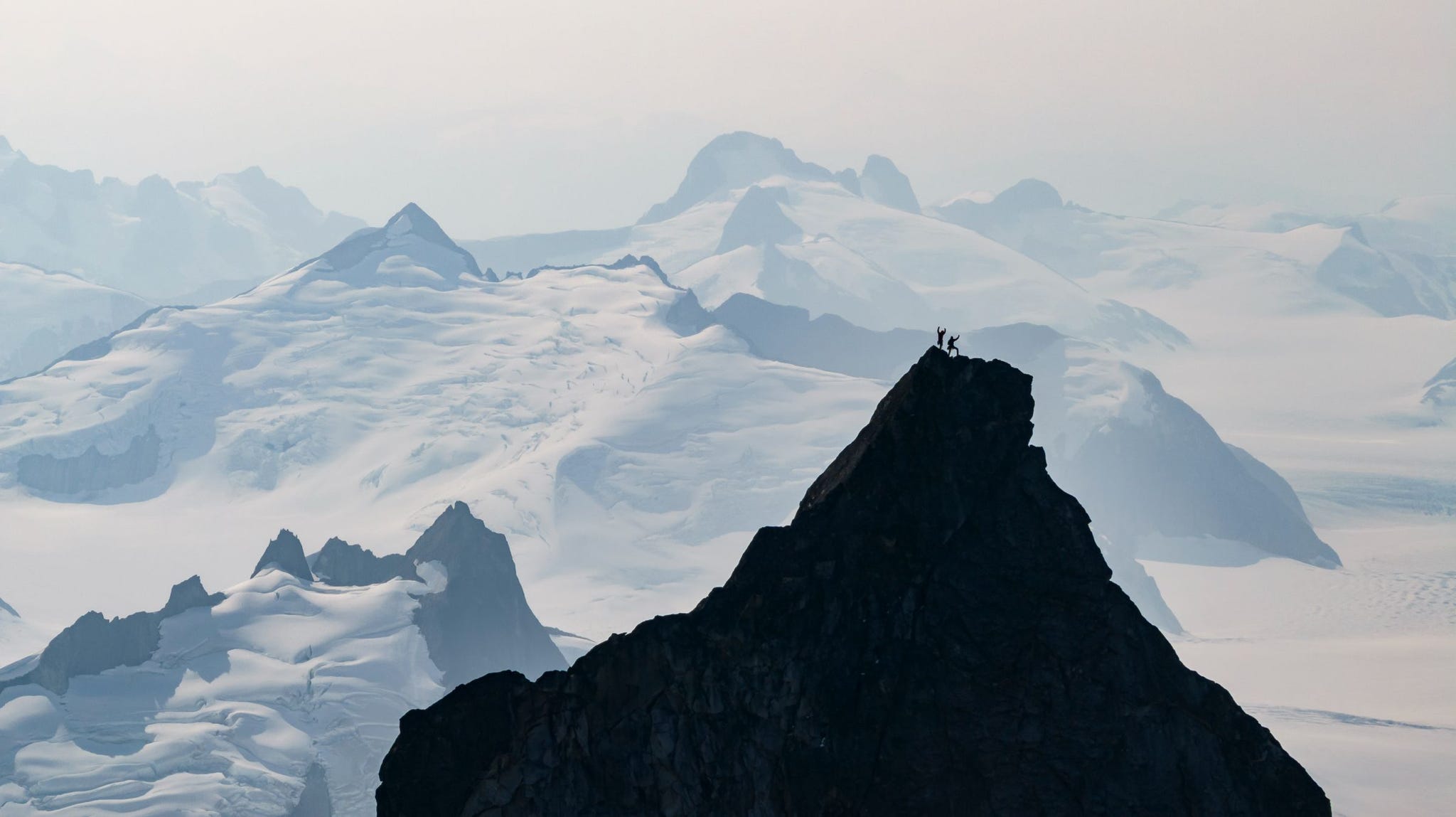 tommy caldwell en alex honnold op de top van de devil's thumb