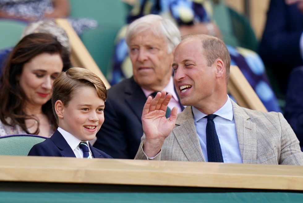 威廉王子、喬治王子在場邊展現深厚父子情