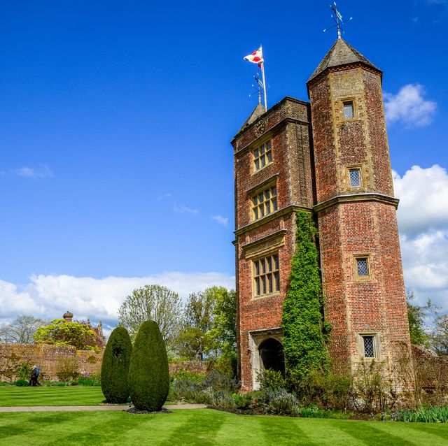the elizabethan towers at sissinghurst castle gardens