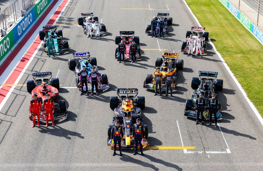 Cu Ndo Empieza La F Rmula 1 Los Test De Pretemporada 2024 Ya Tienen Fecha   The F1 Drivers Pose For A Photo On The Grid With Their Cars News Photo 1701090099 