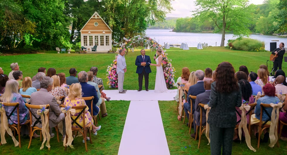 THE FOUR SEASONS the four seasons. (l to r) steve carell as nick and kerri kenney as anne in episode 102 of the four seasons. cr. courtesy of netflix © 2025